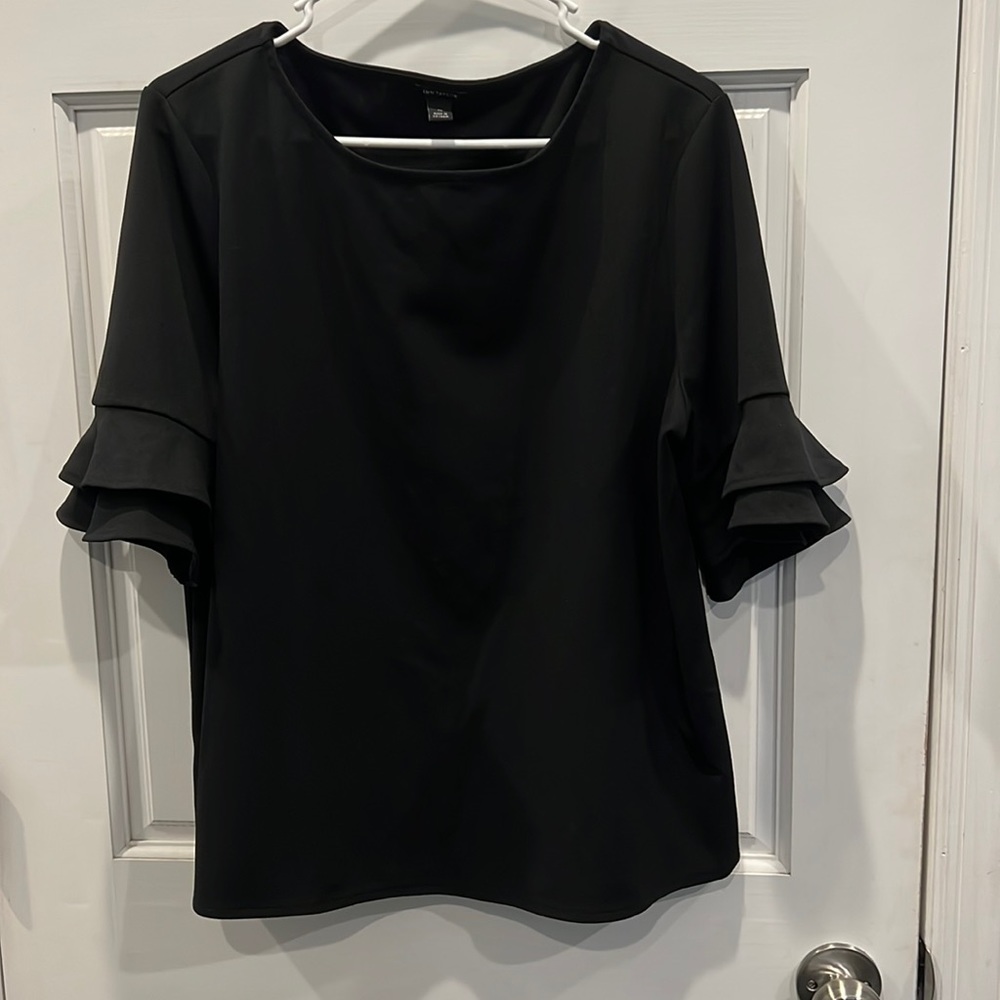 Ann Taylor Blouse XL, in excellent condition, with ruffles sleeves